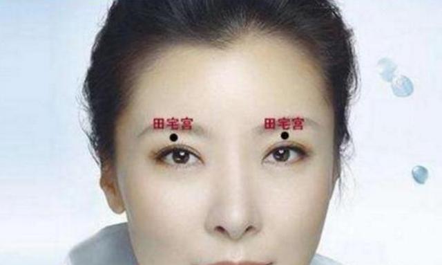 眉眼之间的方位叫做田宅宫,如果女性这个方位丰满有肉,洁净,没有其他