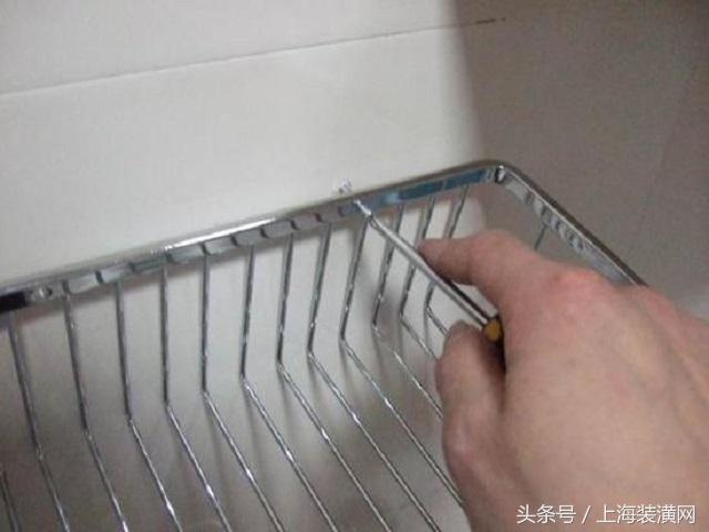 而后开端拧螺丝.
