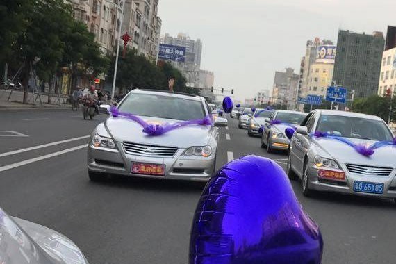 你还在开锐志泡妞吗？廉江一名小伙子用十多台锐志娶媳妇了！真拉风！