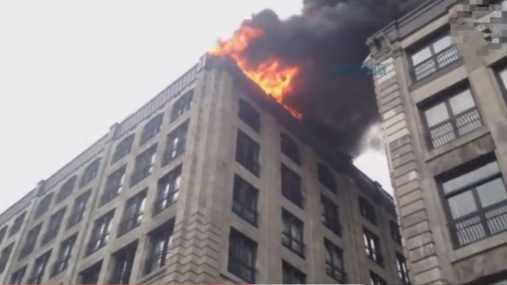 宝马不给消防车让道,消防员霸气的做法连警察