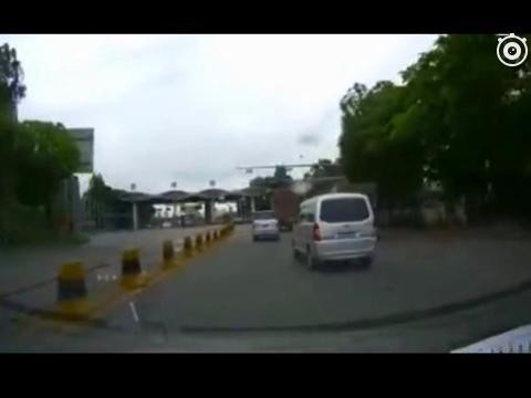 收费站插队未遂，高速上疯狂别车三分钟，后竟然做出危险动作