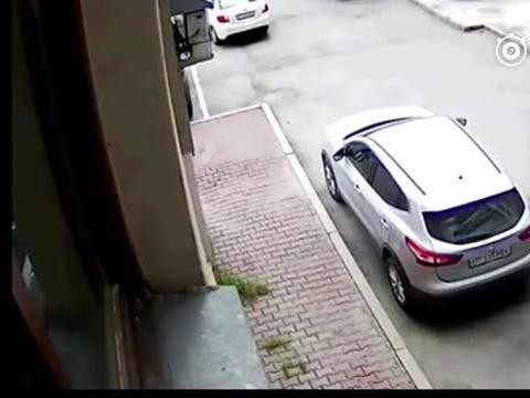 女司机正在倒车，旁边男子发现不对劲，监控拍下这一幕