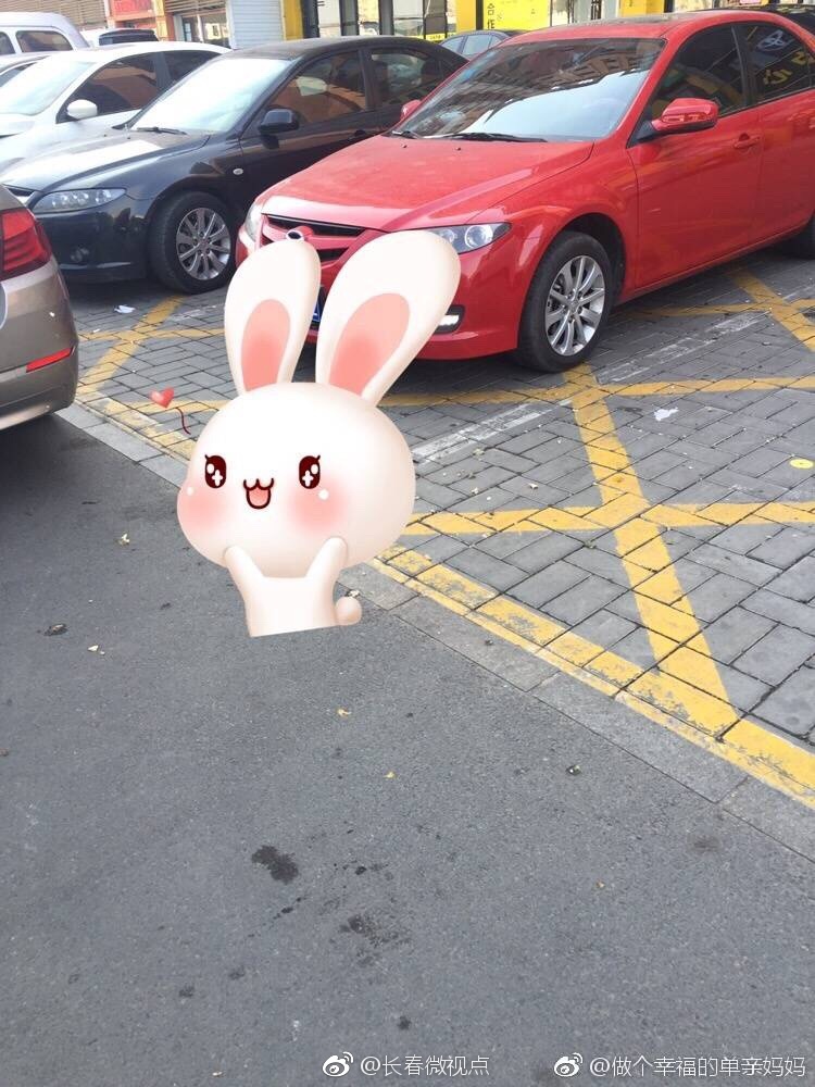 停车位和黄色网格线交错 停车还被挡住了,求私