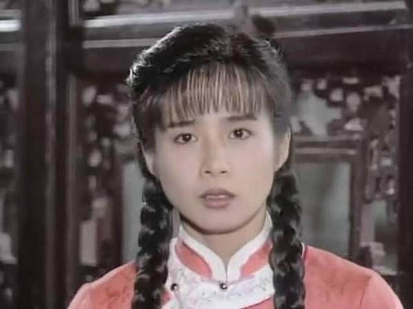 20岁出道走红，初吻献给刘德华，当红时隐居加拿大，年近50依然美