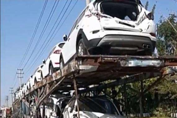 奔驰运输车遭追尾, 导致几十辆奔驰GLC损毁, 厂家: 全部5折出售