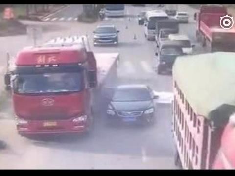 “就我一个看到，大车副驾驶和驾驶换人了吗？