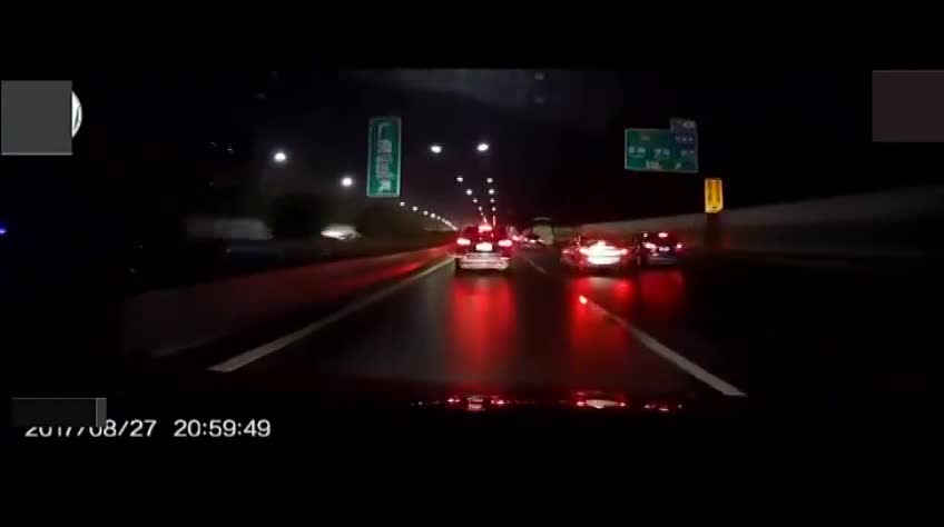 SUV连续别车2次，他以为轿车是个怂货，3秒后撞得他怀疑人生