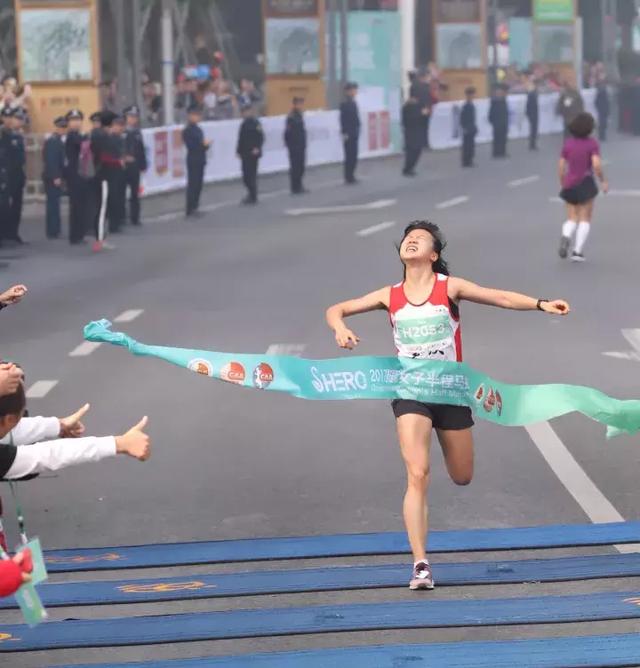 10公里组,刘露以00:38:29夺冠、曾英以00:42:48、陈红羽以00:43:47获得赛事第二名、第三名。