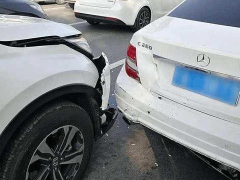 第十代本田CRV首撞，追尾奔驰C级，撞击结果把车主当场气疯