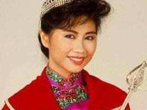 她红过邱淑贞张敏，被前夫曝一周要10次，今50岁坐豪车活成这样！