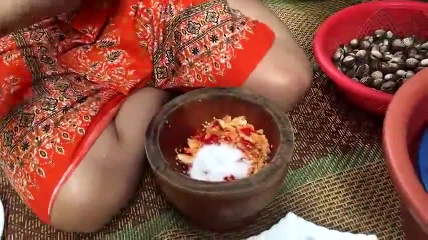 实拍柬埔寨美女下厨,烧出美味帝王蟹,吃得津津有味