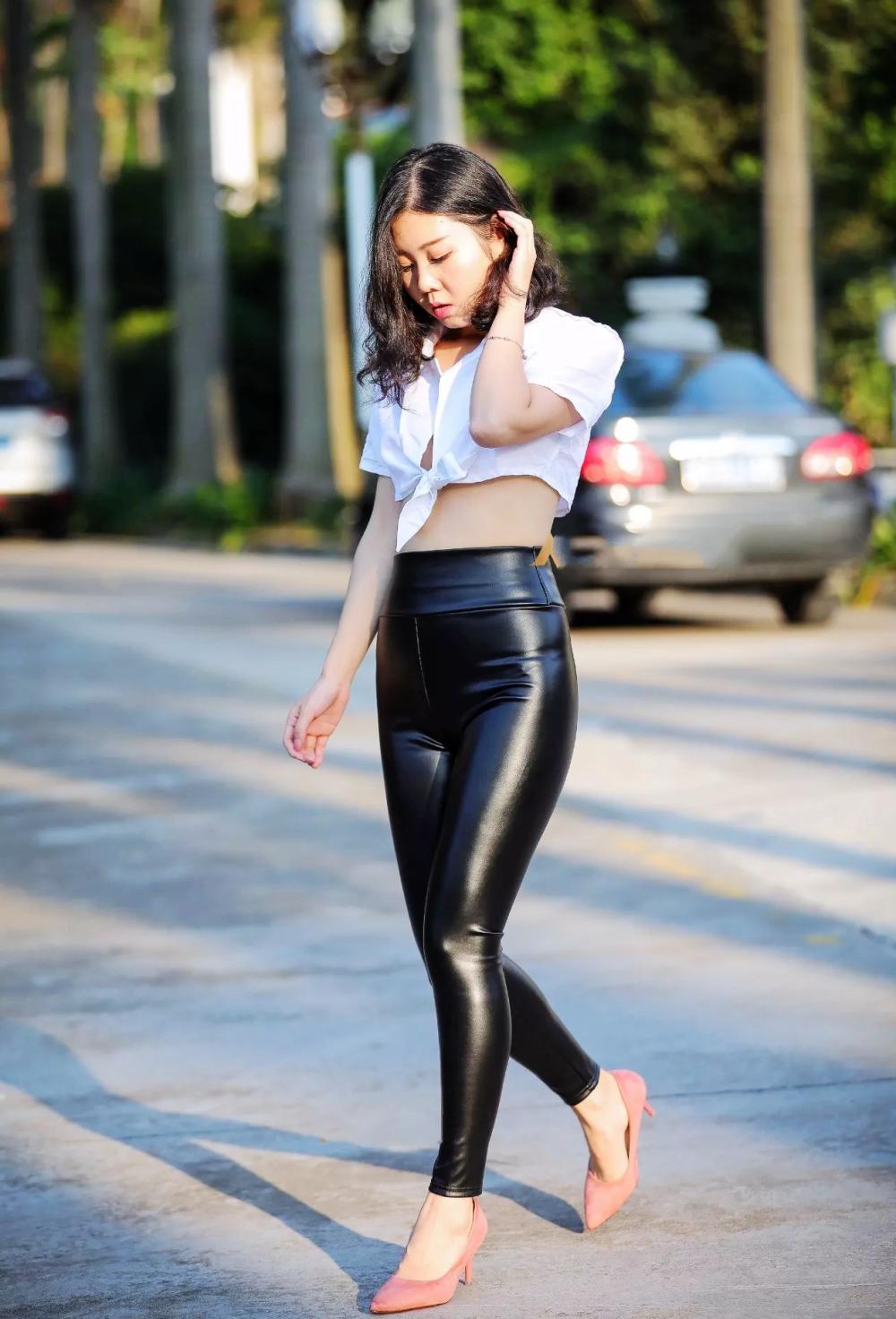 街拍紧身皮裤, 看起来相当不透气~