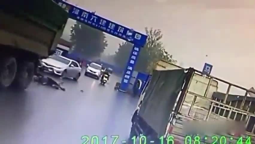 电动车小伙这样挑战大货车，谁给你的自信