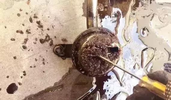 老司机能告诉我发动机里这是白糖、还是假机油？