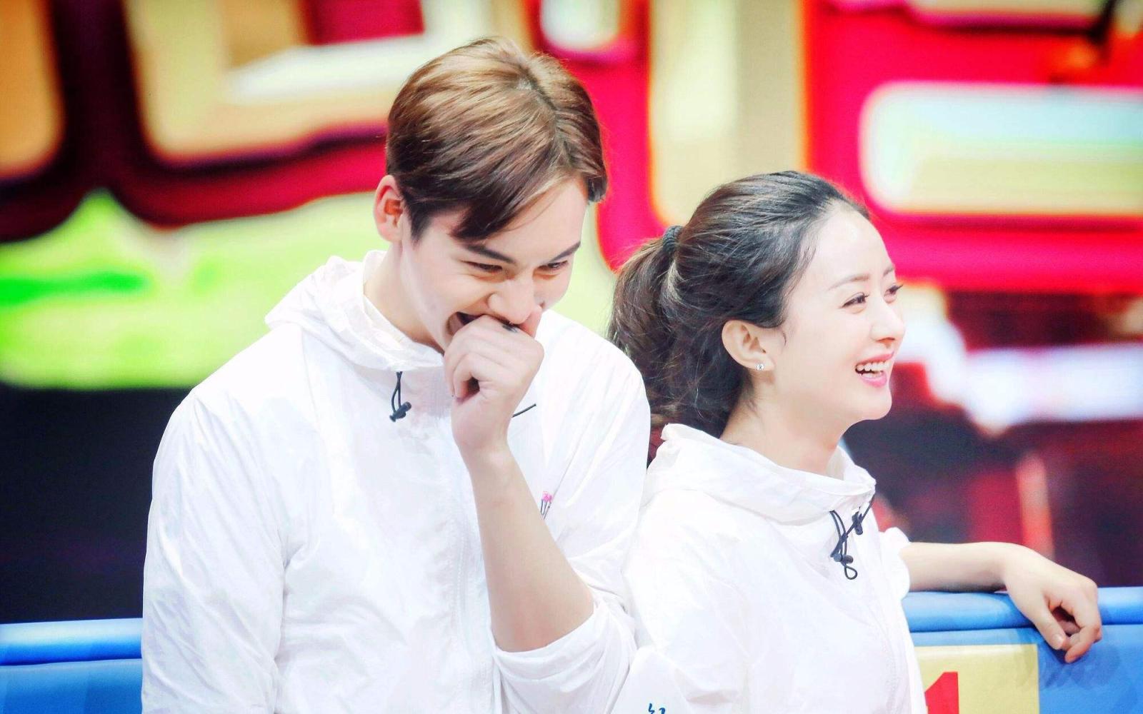 赵丽颖帮林更新拉大门拉链引尴尬! 接下来她说