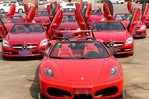 法拉利车主刚刚嘲笑完国产SUV不好，接着就跟在它后面，憋屈啊