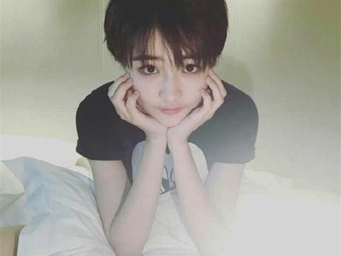 她没热巴美，没关晓彤出名，但凭“男友”霸屏一年，今开上豪车！