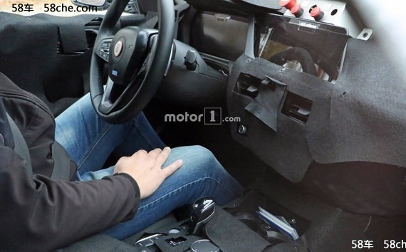 曝宝马全新1系内饰谍照 配全液晶仪表