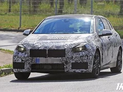 全新宝马1系内饰曝光，没六缸用混动？