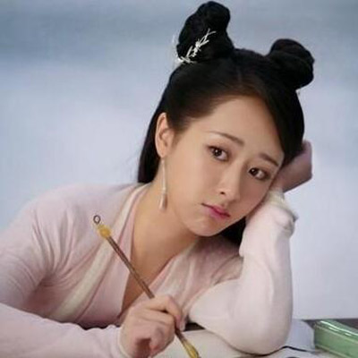 杨紫与邓伦四目相对含情脉脉 全程十指紧扣