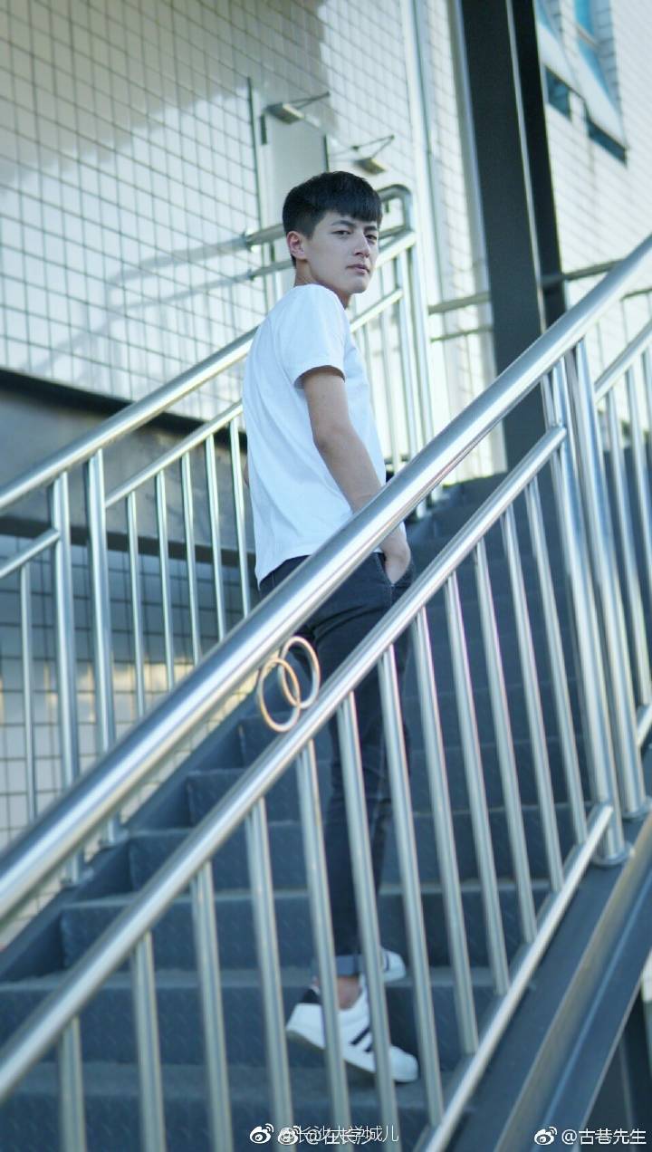 最暖心班长,为了给同学一个美好的回忆穿婚纱