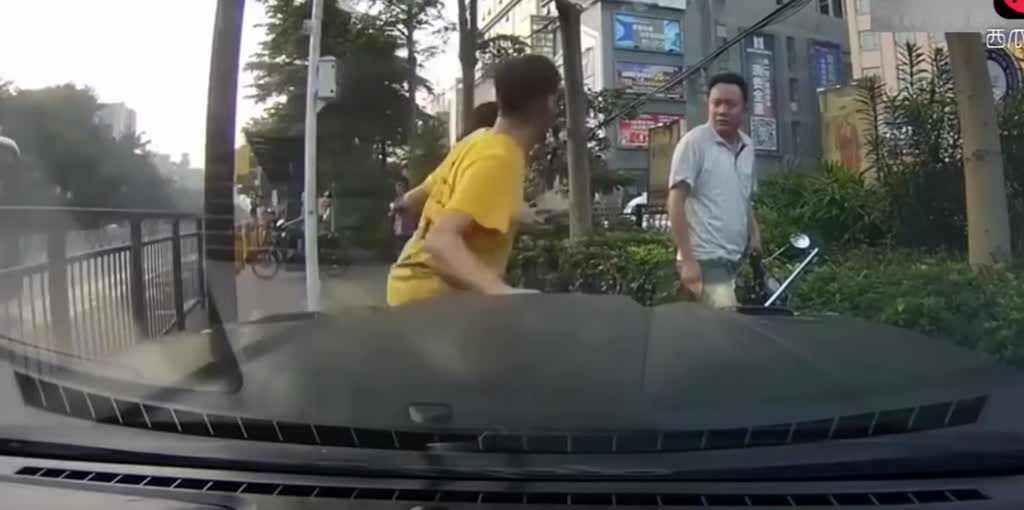 小伙看到自己媳妇坐上了别人的电动车，一脚油门撞了上去