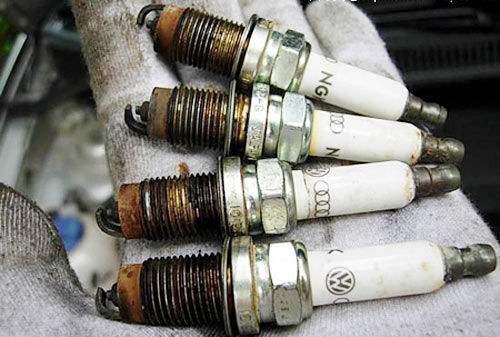 火花塞坏了一个就全部都要换,是4s店在坑你吗