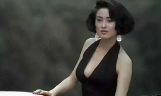 是不少男人的梦中情人,而张敏在各大美女中也是独领风骚,《赌圣》里的