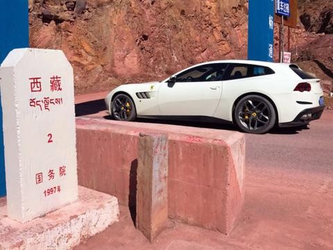 向梦想前进 牛人开车法拉利单车进藏