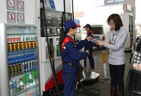 新手司机最容易上当的陷阱，加油站员工推销燃油宝，你买了吗？