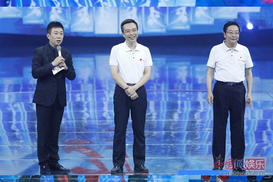 康震与延安市长一起为延安拉票