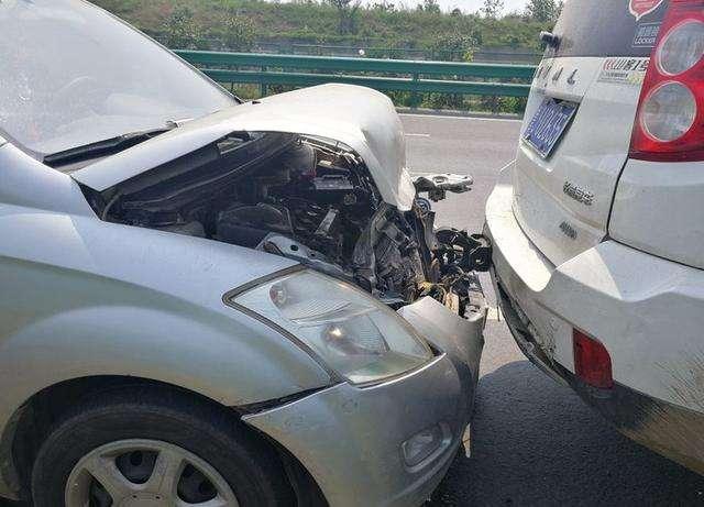 车主:这下拖车钩先神威了,一汽威志追尾带流氓