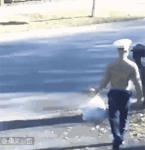 爆笑gif图:妹子这么穿,这是奶奶都补不了的时尚啊