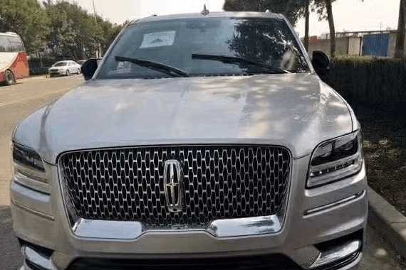 首辆18款林肯领航员到店, 配10AT, 售价不足百万, 还买什么路虎