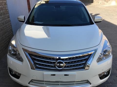 朋友开日产尼桑回家，天籁都这么高级？后座还带两个电视屏！