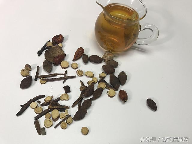 科医生:刷牙也去不掉口臭,八成是这里已长满结石