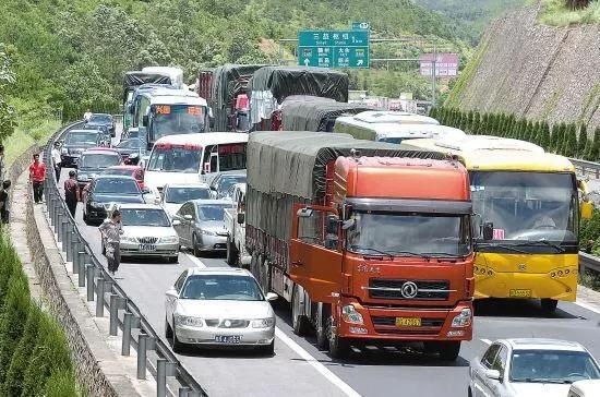 在高速上开车不知道这些盲区，很容易会引起交通事故