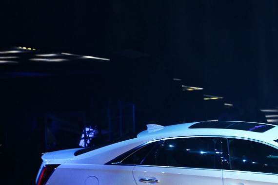 不到 30 万起的全新凯迪拉克 XTS，说要靠科技来搅动中级豪华车市...