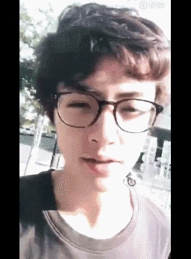 微博的自拍也很少,这两张还是今天公布名单后,粉丝私信轰炸他,他才发