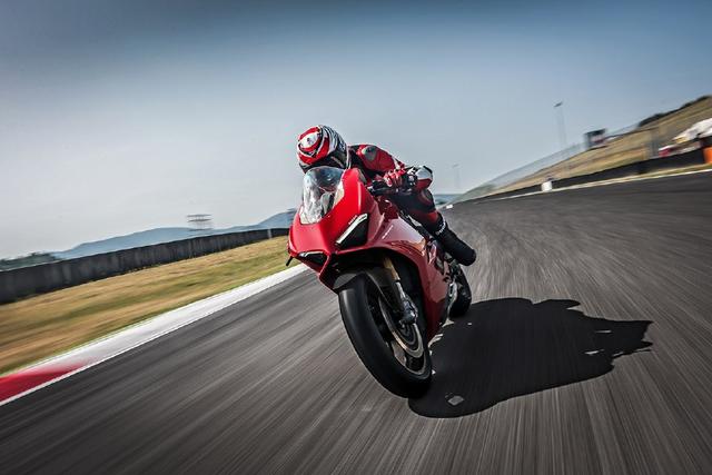 DUCATI V4猛兽出闸:2018 Panigale V4发表