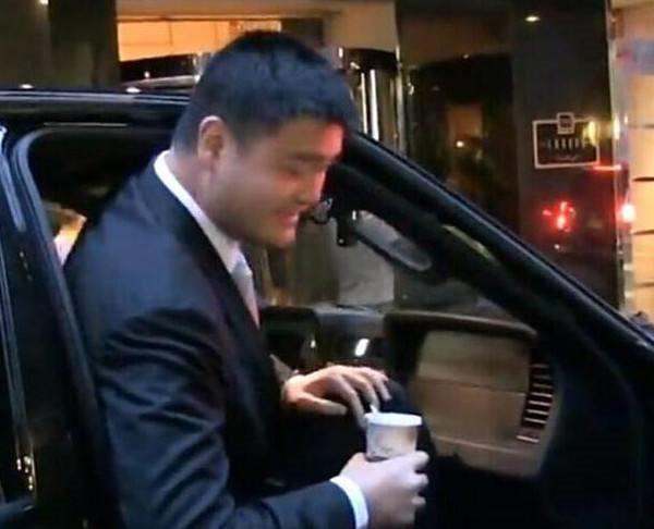 姚明新座驾曝光原来是加长路虎揽胜曾拒绝日系车高额代言费