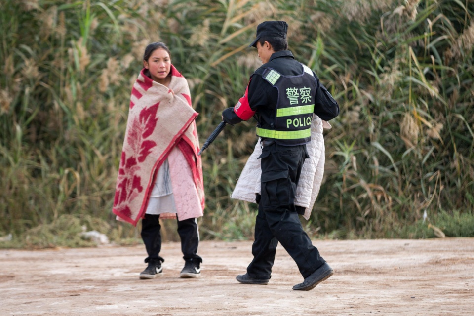 十七岁的姑娘父母早逝,独自住芦苇荡十年,拒收