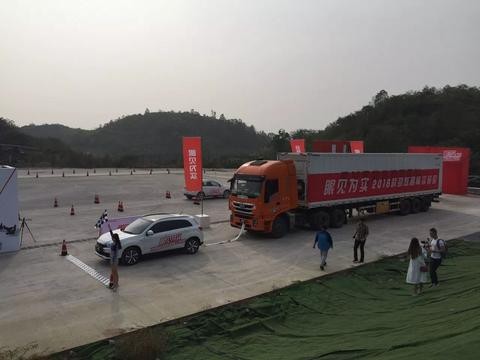 拉动一辆超长大卡车，这辆SUV赚足眼球
