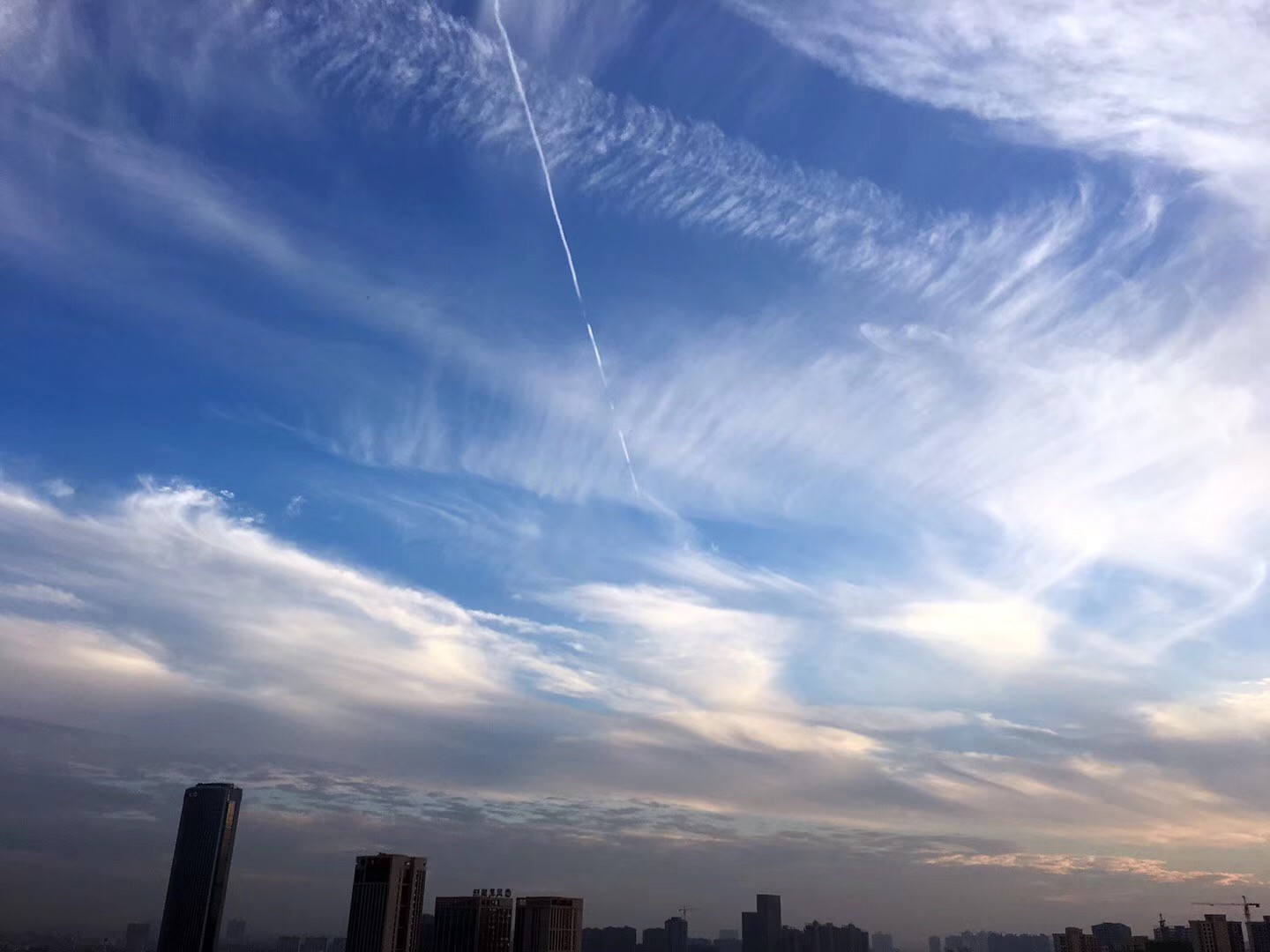 合肥初秋凉爽偶遇惊艳的蓝天,今日晚霞惊现幻