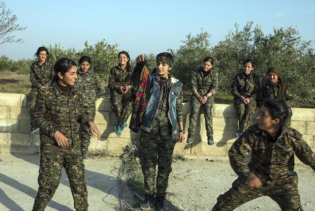 库尔德女人真勇猛!上万女兵迎战土耳其装甲大军:击毙数十名土军