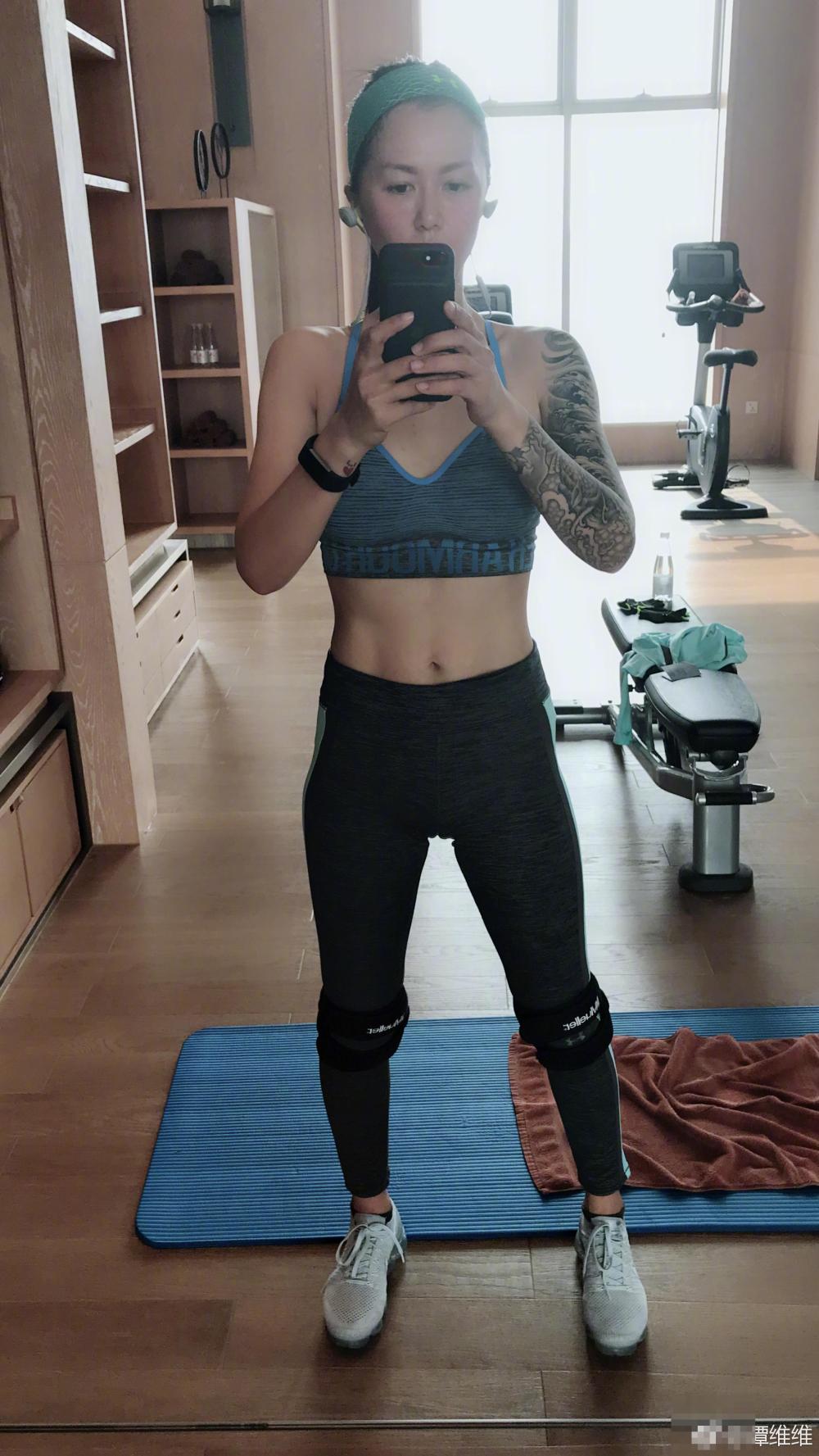 谭维维穿露脐装秀小蛮腰事业线，花臂纹身更吸睛