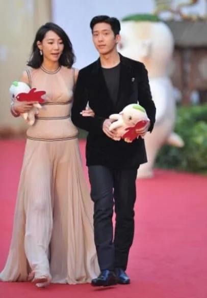 白百何越来越大胆了!紧身裙印出三角区,井柏然