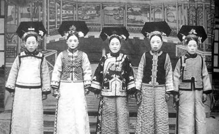 一组清朝皇宫的女子,你认为现在的女子有清朝的女子漂亮吗?