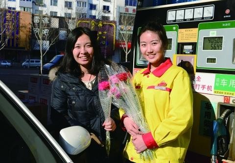 92号汽油要取消了？新汽油将要取代传统汽油，加油小妹可乐坏了！