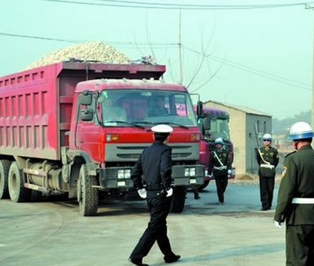这些大货车超载十几倍交警不罚款还全程护送,